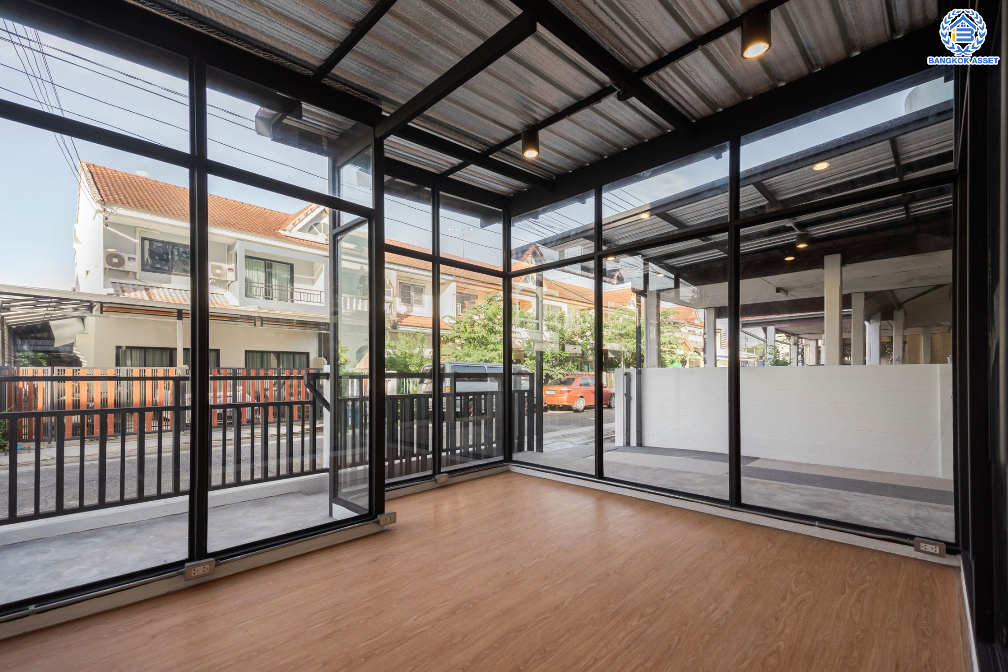 บ้านมือสองตกแต่งใหม่ ม.ซื่อตรง รัตนาธิเบศร์ หลังมุม หน้าโครงการติดรถไฟฟ้า "สถานีไทรม้า"!! เนื้อที่ 34 ตร.ว. ฟังก์ชัน 3 ห้องนอน 3 ห้องน้ำ 1 ห้องอเนกประสงค์ 1 ที่จอดรถ เชื่อมต่อได้หลายเส้นทาง ใกล้ เซ็นทรัลรัตนาธิเบศร์ และทางด่วน "งามวงศ์วาน"